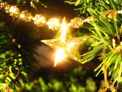 Comment décorer un sapin de Noël ? Quelques conseils! Comment décorer un sapin de Noël ? Quelques conseils!étoile lumineuse pour une ambiance de Noël chalereuse